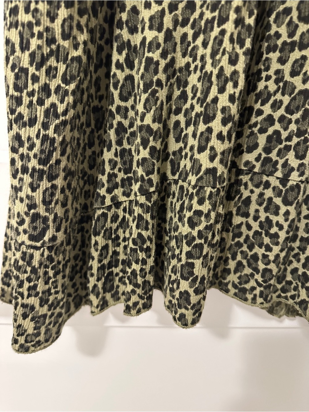 Pistache Green Leopard Print V-neck Flowy Dress Size Large Women’s - Picture 10 of 15